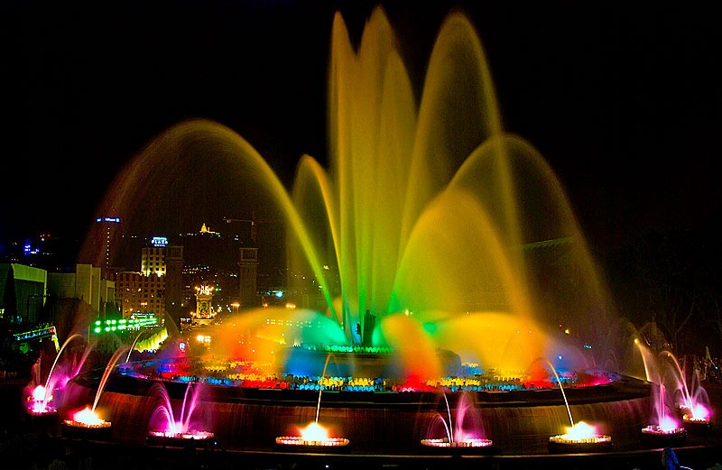 color-my-world-barcelona-font-magica-magic-fountain